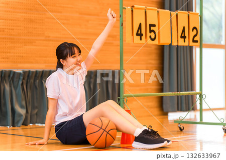 学校の部活,バスケ部の応援をする生徒の女の子,体育祭,クラスマッチ,大会,試合 132633967