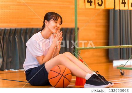 学校の部活,バスケ部の応援をする生徒の女の子,体育祭,クラスマッチ,大会,試合 学校の部活,バスケ部の応援をする生徒の女の子,体育祭,クラスマッチ,大会,試合 132633968