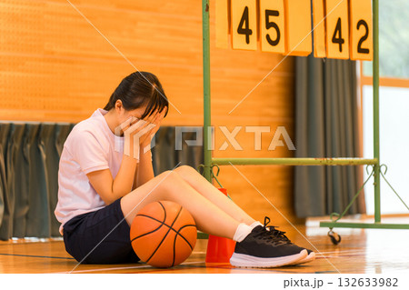 学校の部活,バスケ部の応援で泣く生徒の女の子,体育祭,クラスマッチ,大会,試合,負ける,引退 学校の部活,バスケ部の応援で泣く生徒の女の子,体育祭,クラスマッチ,大会,試合,負ける,引退 132633982