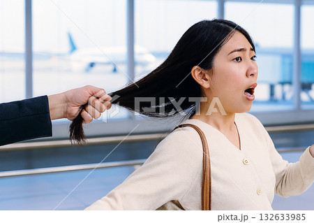後ろ髪を引かれる 132633985