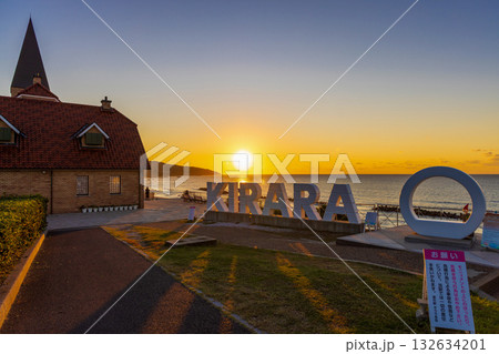 〈島根県〉道の駅キララ多伎　日本海に沈む夕日 132634201