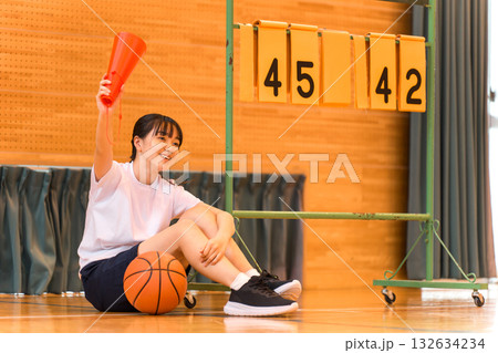 学校の部活,バスケ部の応援をする生徒の女の子,体育祭,クラスマッチ,大会,試合 学校の部活,バスケ部の応援をする生徒の女の子,体育祭,クラスマッチ,大会,試合 132634234