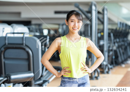 ジムでトレーニングをする若い女性 撮影協力:スポーツクラブ&サウナスパ ルネサンス 幕張24 ジムでトレーニングをする若い女性 撮影協力:スポーツクラブ&サウナスパ ルネサンス 幕張24 132634241