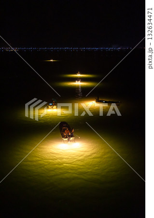 冬の風物詩　吉野川のシラスウナギ漁 132634471