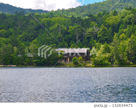 白駒池の湖畔から望む白駒荘 132634473