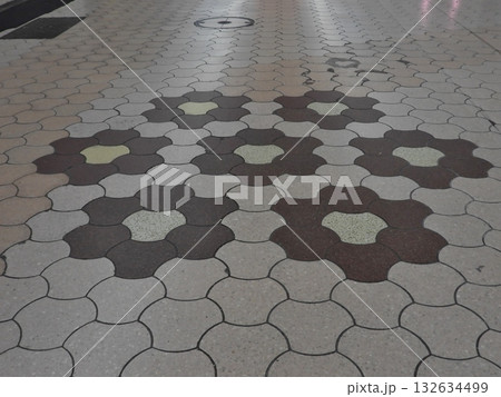 アーケードの歩道に描かれた模様 132634499