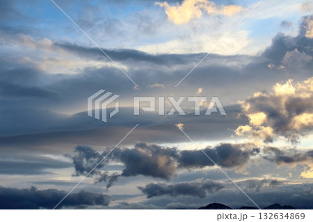 空と雲とが織りなす色紙 信州の空と雲 空と雲とが織りなす色紙 信州の空と雲 132634869