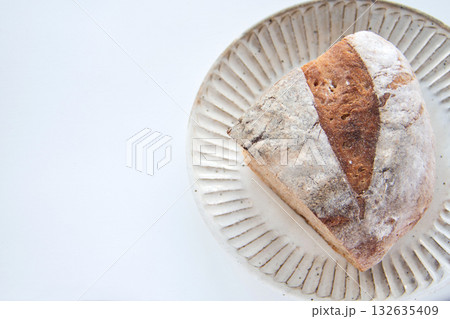 白い皿にのせたカンパーニュ 132635409