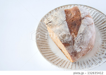 白い皿にのせたカンパーニュ 132635412