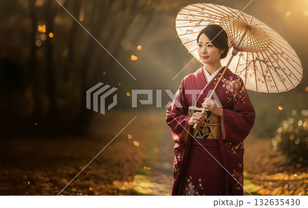 秋の陽光に優雅に佇む着物と和傘の日本人女性 秋の陽光に優雅に佇む着物と和傘の日本人女性 132635430