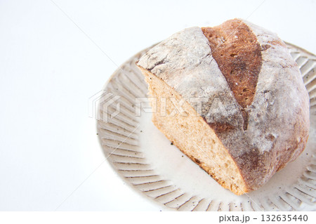 白い皿にのせたカンパーニュ 132635440