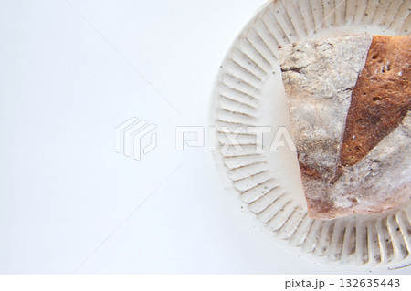 白い皿にのせたカンパーニュ 132635443