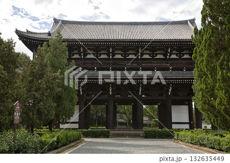 本堂(仏殿)側から立派な三門を観る1 本堂(仏殿)側から立派な三門を観る1 132635449