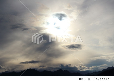 空と雲とが織りなす色紙 信州の空と雲 空と雲とが織りなす色紙 信州の空と雲 132635471