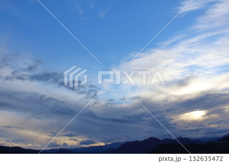 空と雲とが織りなす色紙 信州の空と雲 空と雲とが織りなす色紙 信州の空と雲 132635472