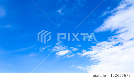 青空と雲のシンプルな風景 132635675