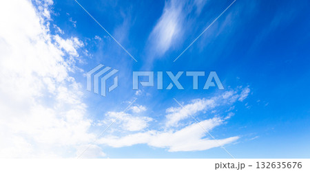 青空と雲のシンプルな風景 青空と雲のシンプルな風景 132635676