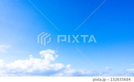 青空と雲のシンプルな風景 132635684