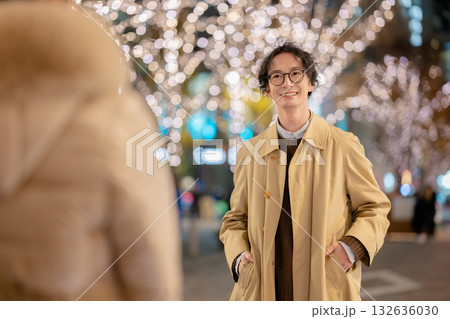 待合せをする男女 待合せをする男女 132636030