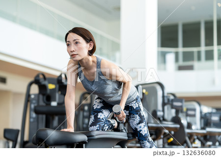 ジムでトレーニングするミドルの女性　撮影協力：スポーツクラブ&サウナスパ ルネサンス 幕張24 132636080
