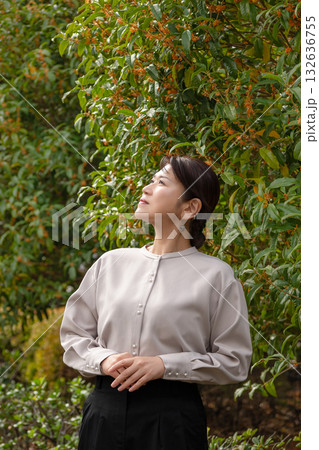 女性と金木犀 女性と金木犀 132636755