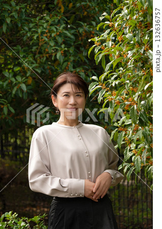 女性と金木犀 132636757