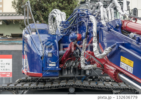 【店舗の解体と重機のキャタピラ】 132636779
