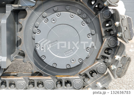 【店舗の解体と重機のキャタピラ】 【店舗の解体と重機のキャタピラ】 132636783