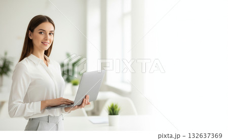 ビジネスシーン:ノートパソコンを持つ若くて美しい外国人女性会社員のポートレート ビジネスシーン:ノートパソコンを持つ若くて美しい外国人女性会社員のポートレート 132637369
