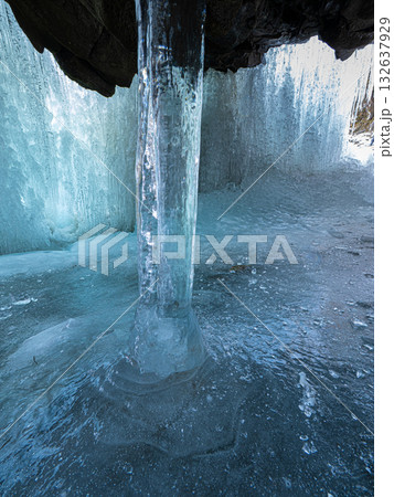 完全凍結の岩井滝　氷のオブジェ 132637929