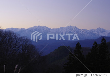 長野市大岡から望む北アルプスの夕景 長野市大岡から望む北アルプスの夕景 132637969