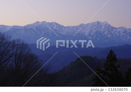 長野市大岡から望む北アルプスの夕景 132638070