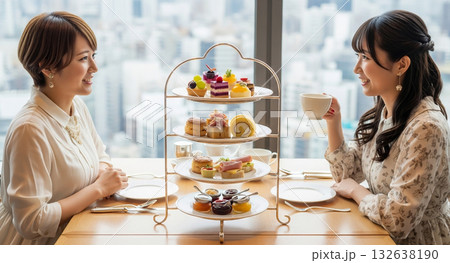 アフタヌーンティーを楽しむ若い女性 アフタヌーンティーを楽しむ若い女性 132638190