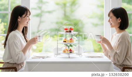 アフタヌーンティーを楽しむ若い女性 アフタヌーンティーを楽しむ若い女性 132638200