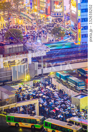 日本の東京都市景観ハロ本番。歩道の規制で密集しているが、かつての、渋ハロの賑やかさはない…＝31日 132638202