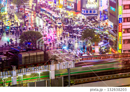 日本の東京都市景観ハロ本番。ほどんどが外国人観光ら、かつての、渋ハロの賑やかさはない…＝31日 132638203