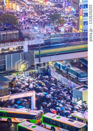 日本の東京都市景観ハロ本番。歩道の規制で密集しているが、かつての、渋ハロの賑やかさはない…＝31日 132638205