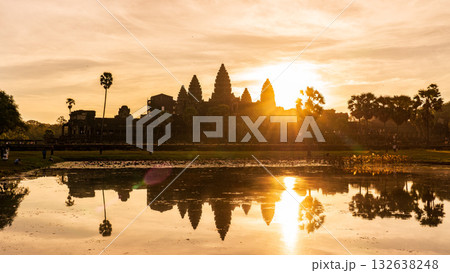 【世界遺産】アンコールワットの夜明け　パノラマイメージ 132638248