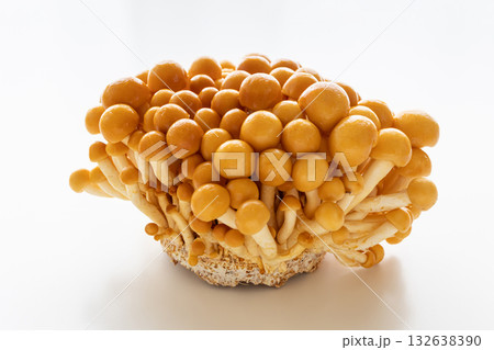なめこ　白背景　写真素材 132638390