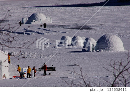 冬の北海道の観光名所 湖の上の然別湖コタン3 132638411