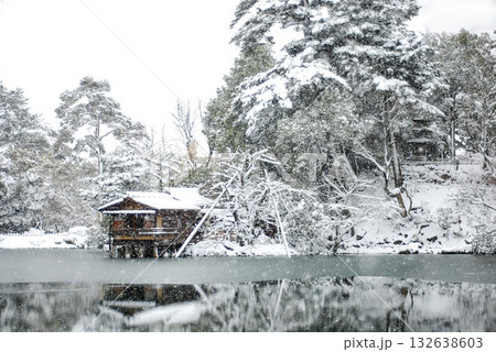 冬の兼六園 雪に包まれた霞ヶ池(石川) 冬の兼六園 雪に包まれた霞ヶ池(石川) 132638603