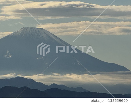 湘南から見た夕日と雪の残る山 湘南から見た夕日と雪の残る山 132639699