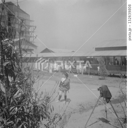 古写真 1939年 日中戦争中の中華民国 上海市 日本軍の遊戯場での役者の撮影 古写真 1939年 日中戦争中の中華民国 上海市 日本軍の遊戯場での役者の撮影 132639808