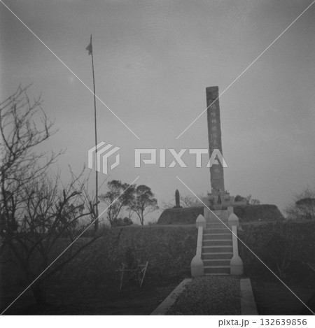 古写真　1939年　日中戦争中の中華民国　上海市　日本軍の林連隊長戦死碑 132639856