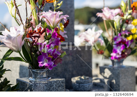 ピンク系の華やかなお花がお供えしてあるお墓 ピンク系の華やかなお花がお供えしてあるお墓 132640694