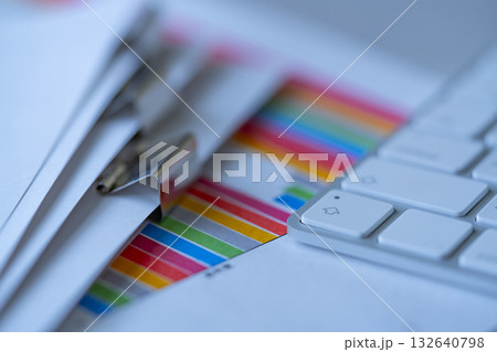 テーブルに置かれたグラフと書類とキーボード 132640798