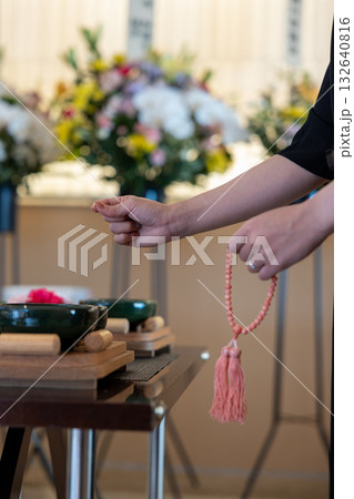 葬儀場でお焼香する女性の手元 132640816
