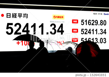 日本の東京都市景観初5万2000円突破・5万2411円34銭株価/終値。TOPIXも最高値更新 日本の東京都市景観初5万2000円突破・5万2411円34銭株価/終値。TOPIXも最高値更新 132641031
