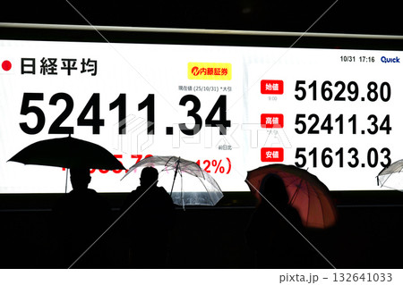 日本の東京都市景観初5万2000円突破・5万2411円34銭株価/終値。TOPIXも最高値更新 日本の東京都市景観初5万2000円突破・5万2411円34銭株価/終値。TOPIXも最高値更新 132641033