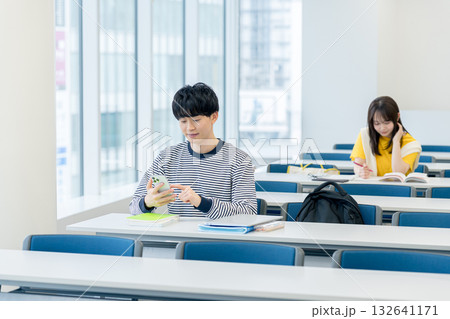 教室でスマホを見る大学生 教室でスマホを見る大学生 132641171